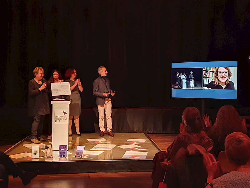Preisübergabe per Video-Call (v.l.): Nicola Bräunling, Janine Weinberger, Mandy Frenkel, Norbert Seidl und Laura Cwiertnia, zugeschaltet auf dem Bildschirm.